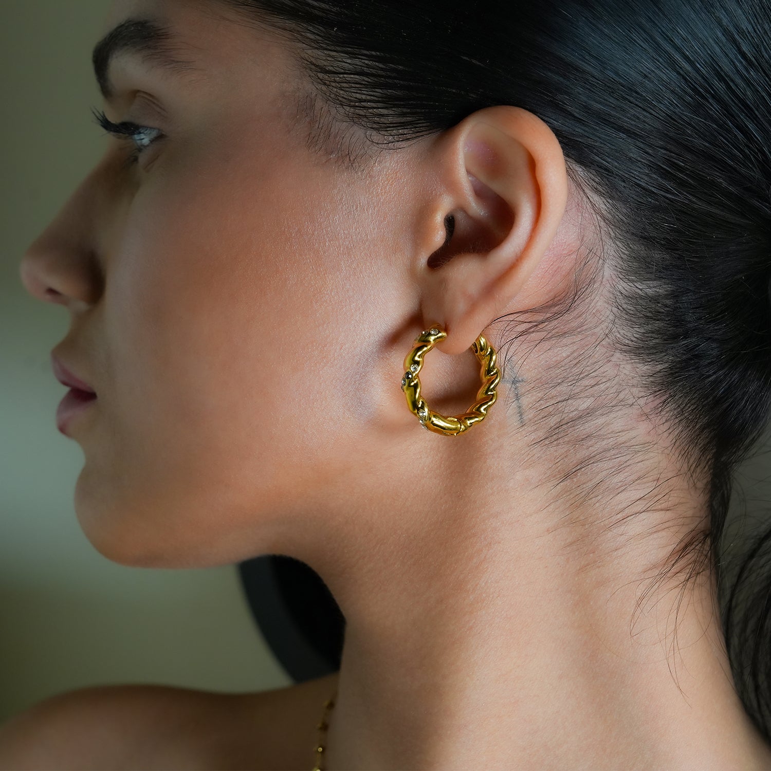Style KAMENZ 50178: Twisted Textured Hoop Earrings with Zirconia Embellishments