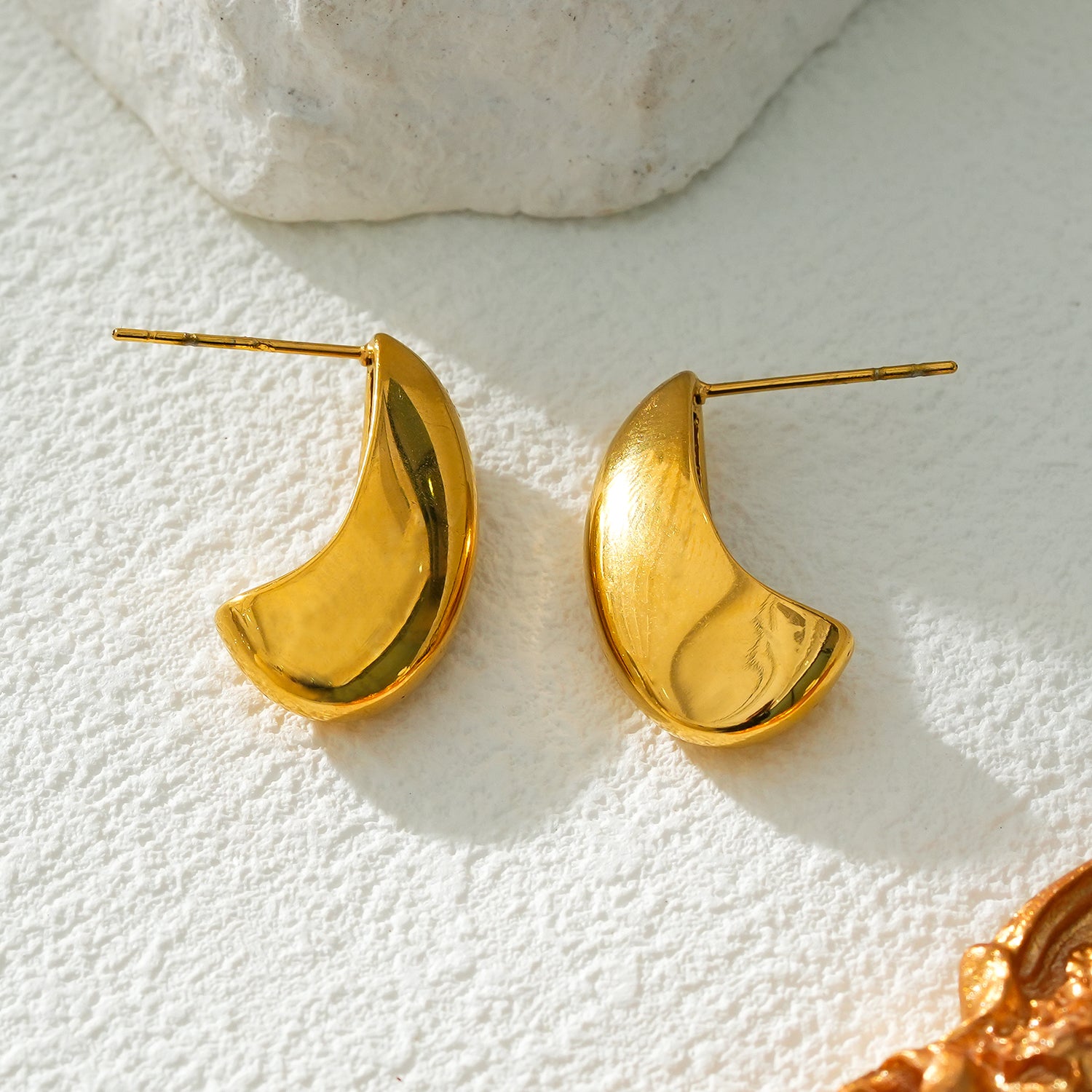 KEENE Gold: Chunky Look Light Weight Geometric Stud Earrings