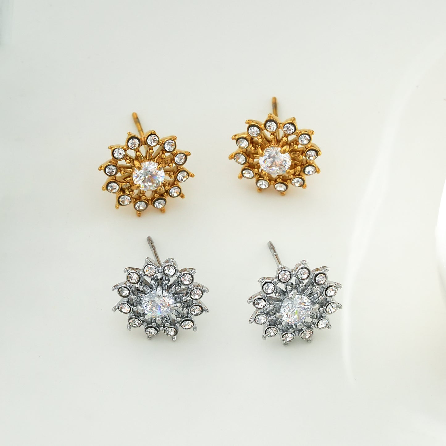 Style KERELA Silver & Gold: Shimmering Star Zirconia Stud Earrings