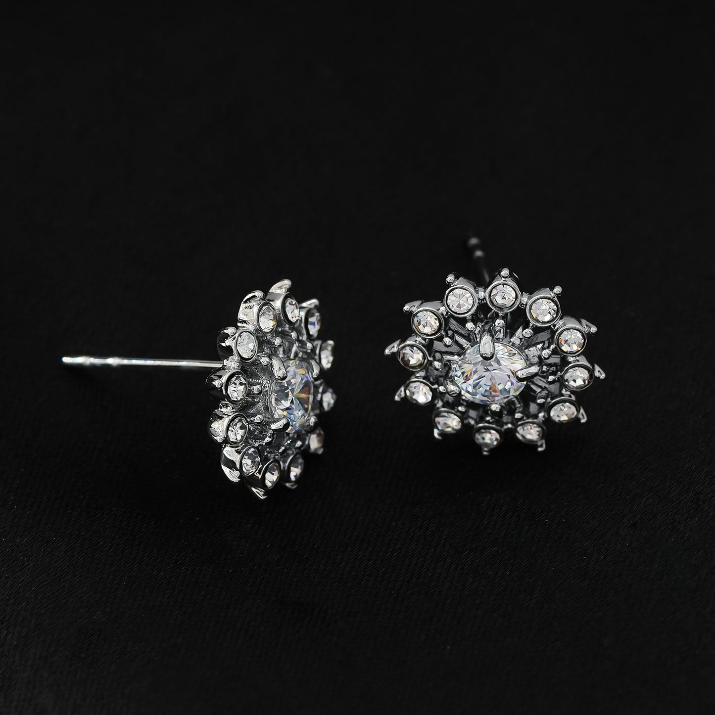 Style KERELA Silver: Shimmering Star Zirconia Stud Earrings