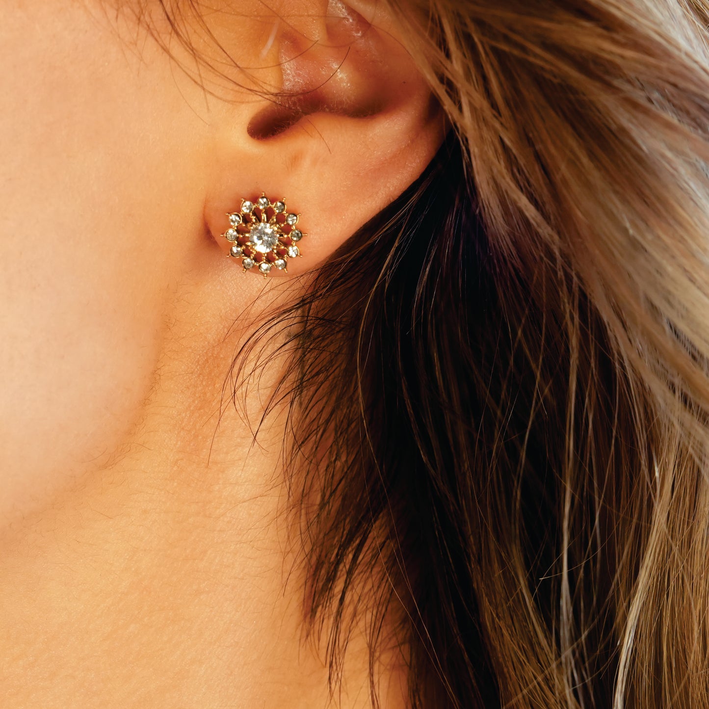 Style KERELA Gold: Shimmering Star Zirconia Stud Earrings