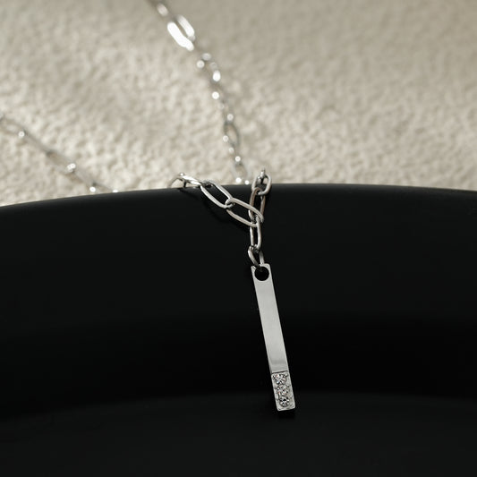 Style KORATIA: Minimalist Chain Necklace with Zirconia Gemstones in Silver