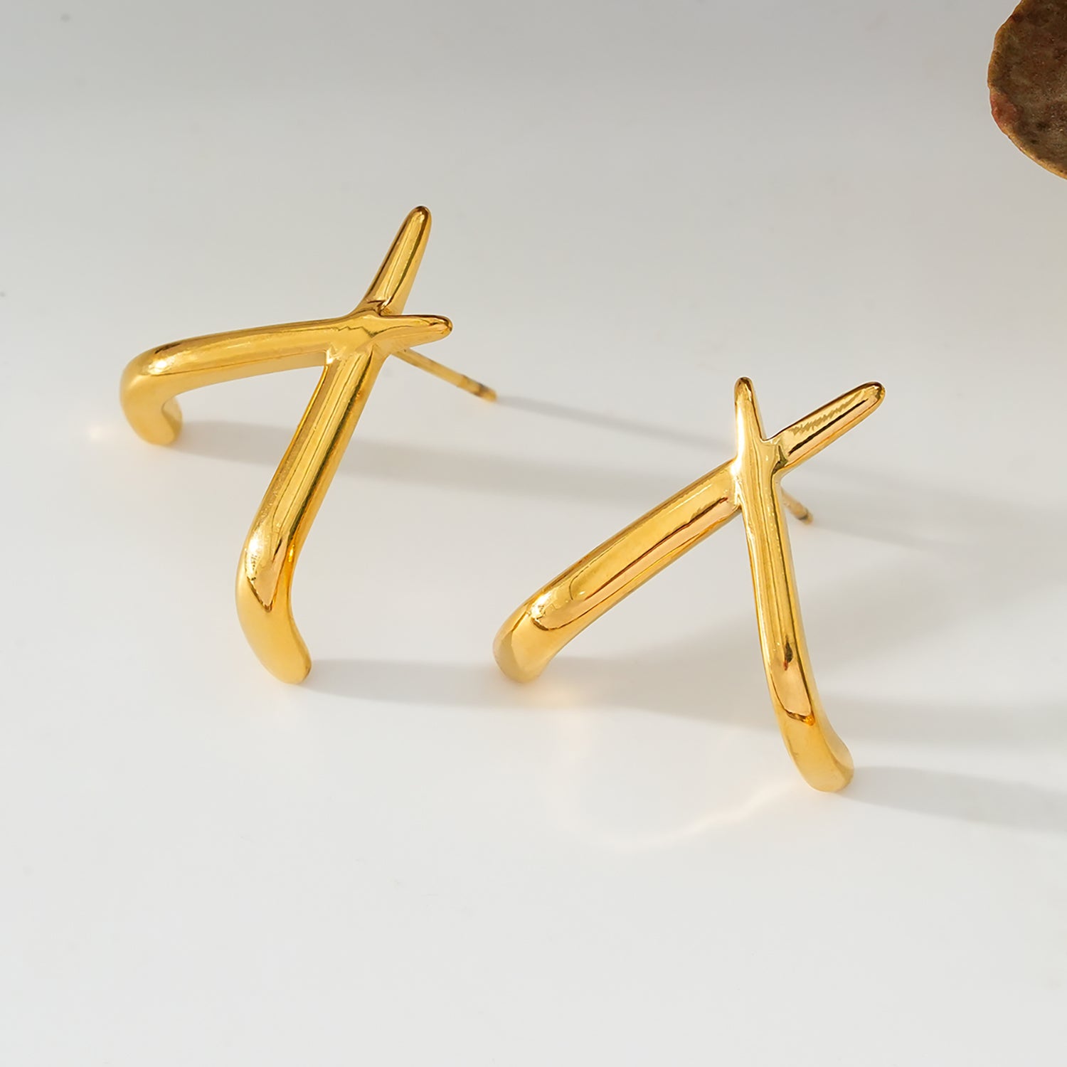 LINDSBORG: Criss-Cross Geometric Stud Earrings in Gold