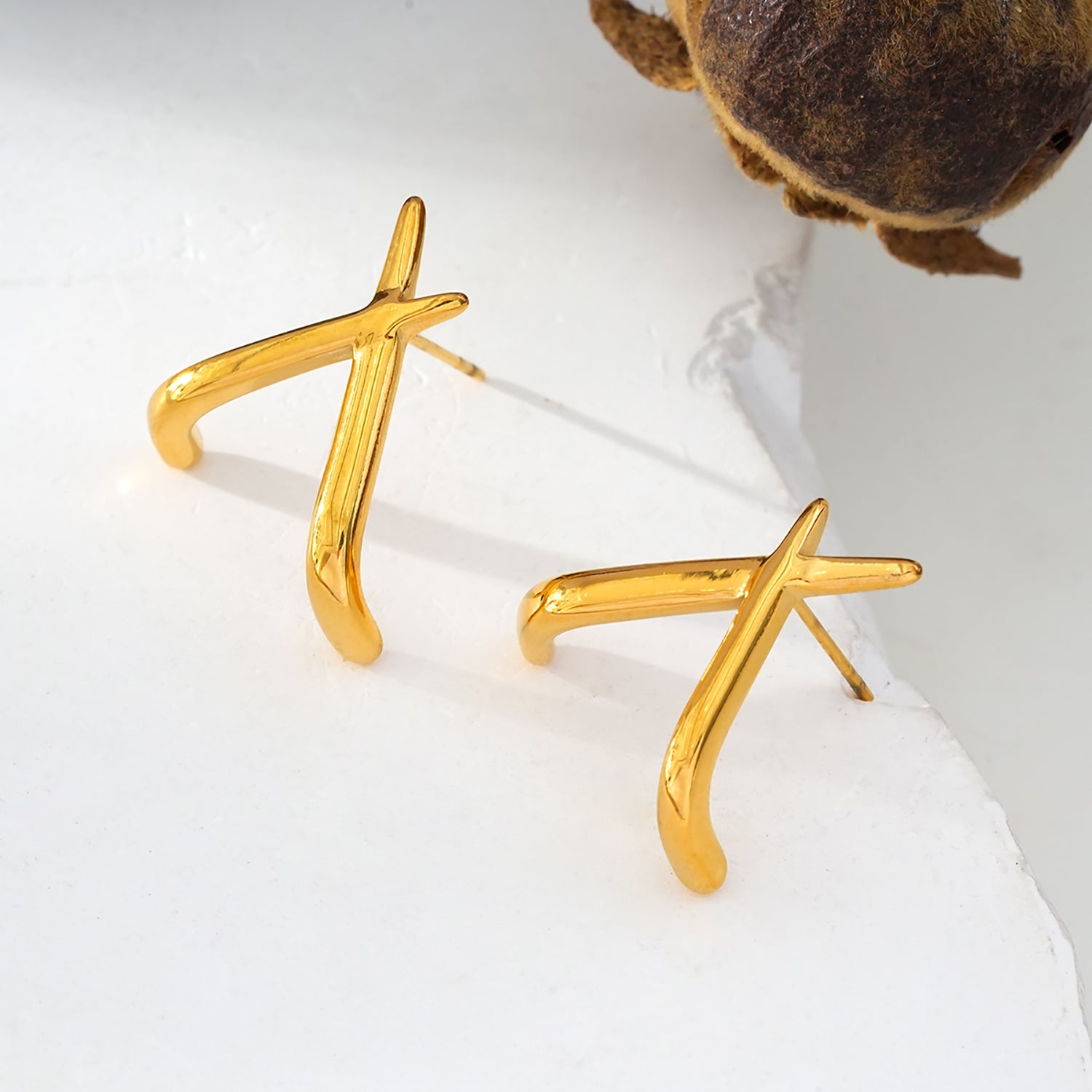 LINDSBORG: Criss-Cross Geometric Stud Earrings in Gold