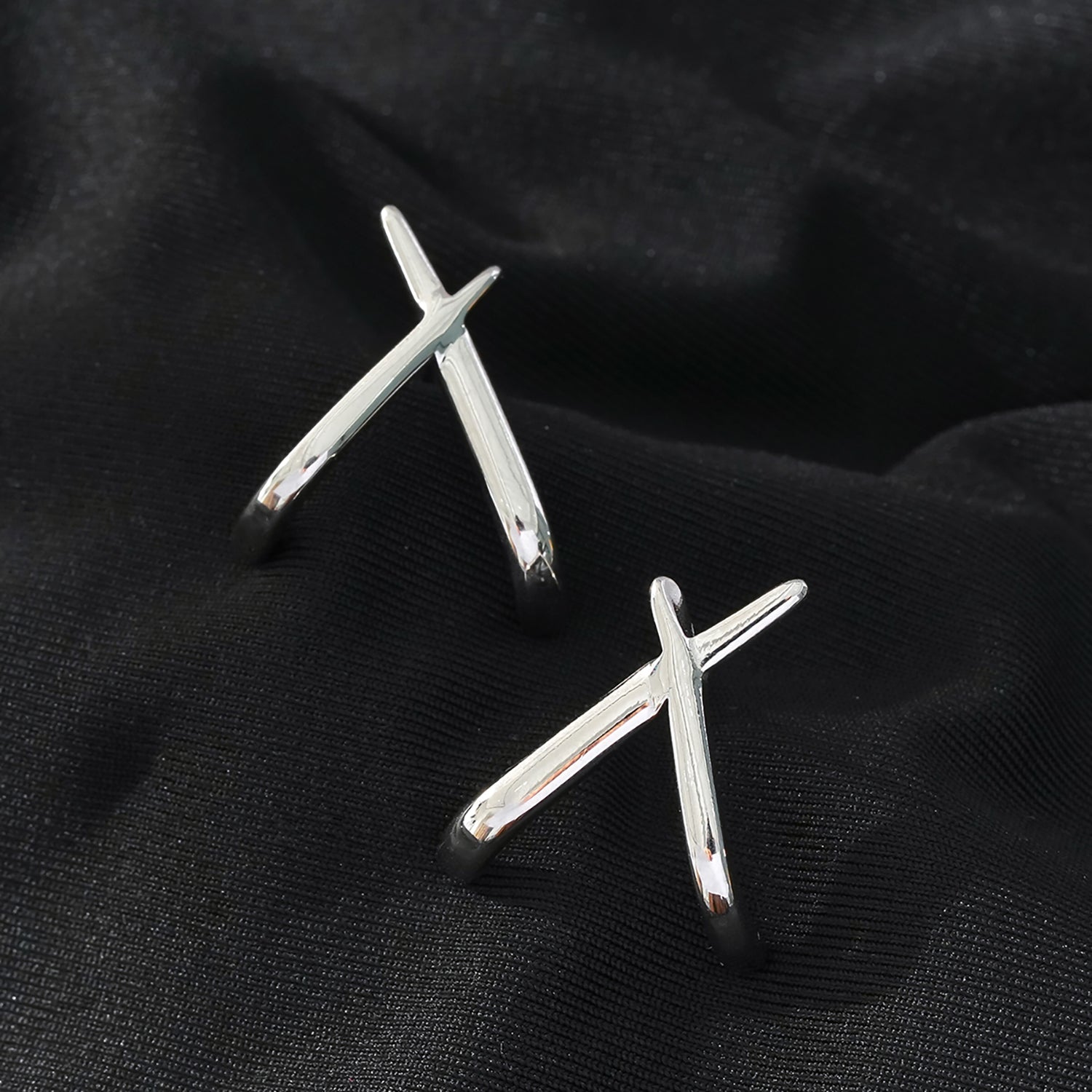 LINDSBORG: Criss-Cross Geometric Stud Earrings in White Gold (Silver Toned)