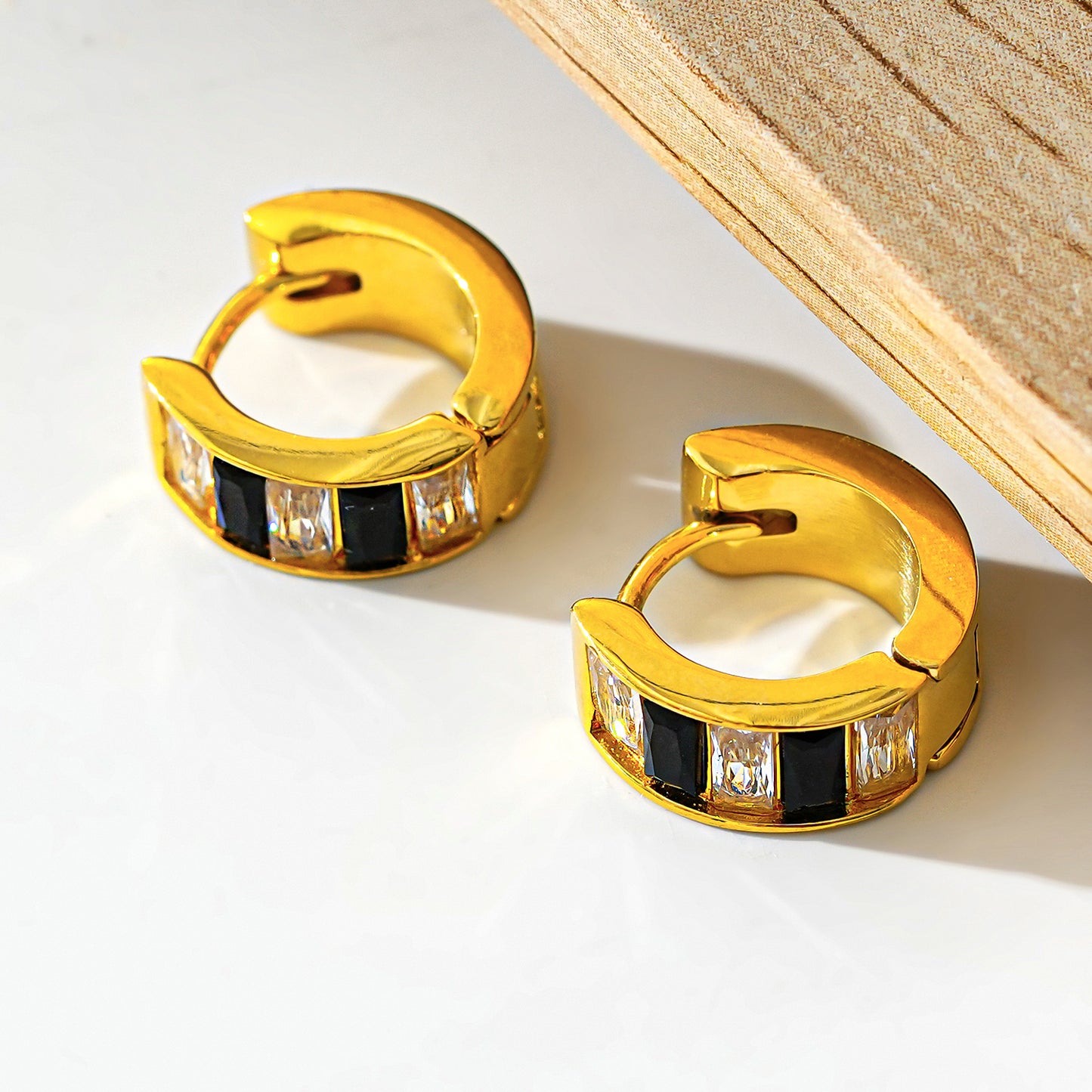 Style LOTTA 122216: Retro Black &amp; White Embedded Zirconia Mini Hoop Earrings.&nbsp;