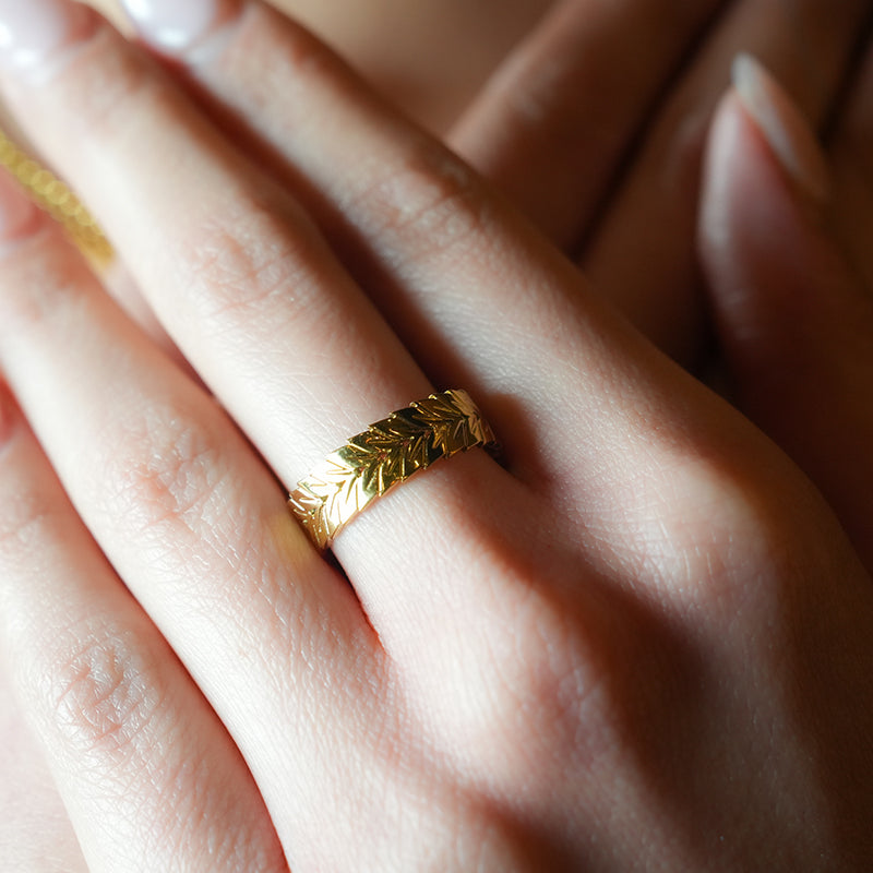 MAEL: Herringbone Design Textured Ring Band.