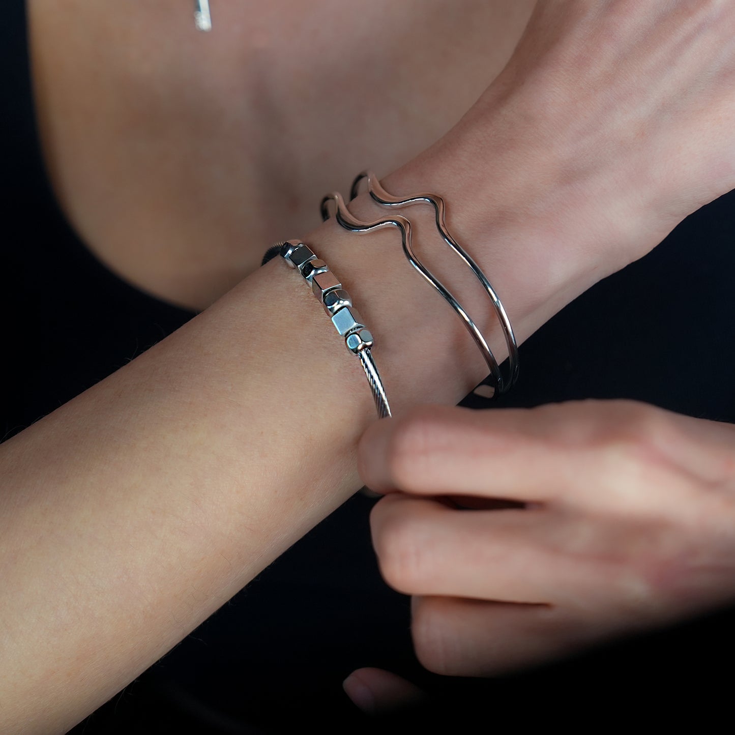 Style MALDONA: Industrial-Chic Bracelet with Round & Square Beads in White Gold (Silver Toned)