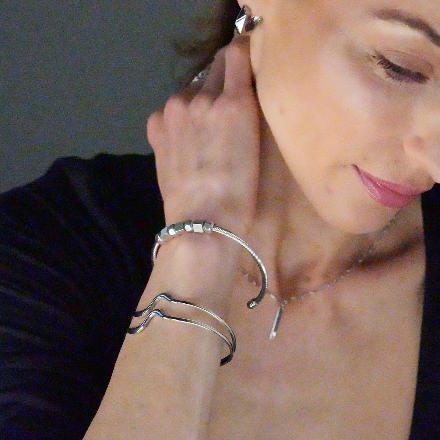 Style MALDONA: Industrial-Chic Bracelet with Round & Square Beads in White Gold (Silver Toned)