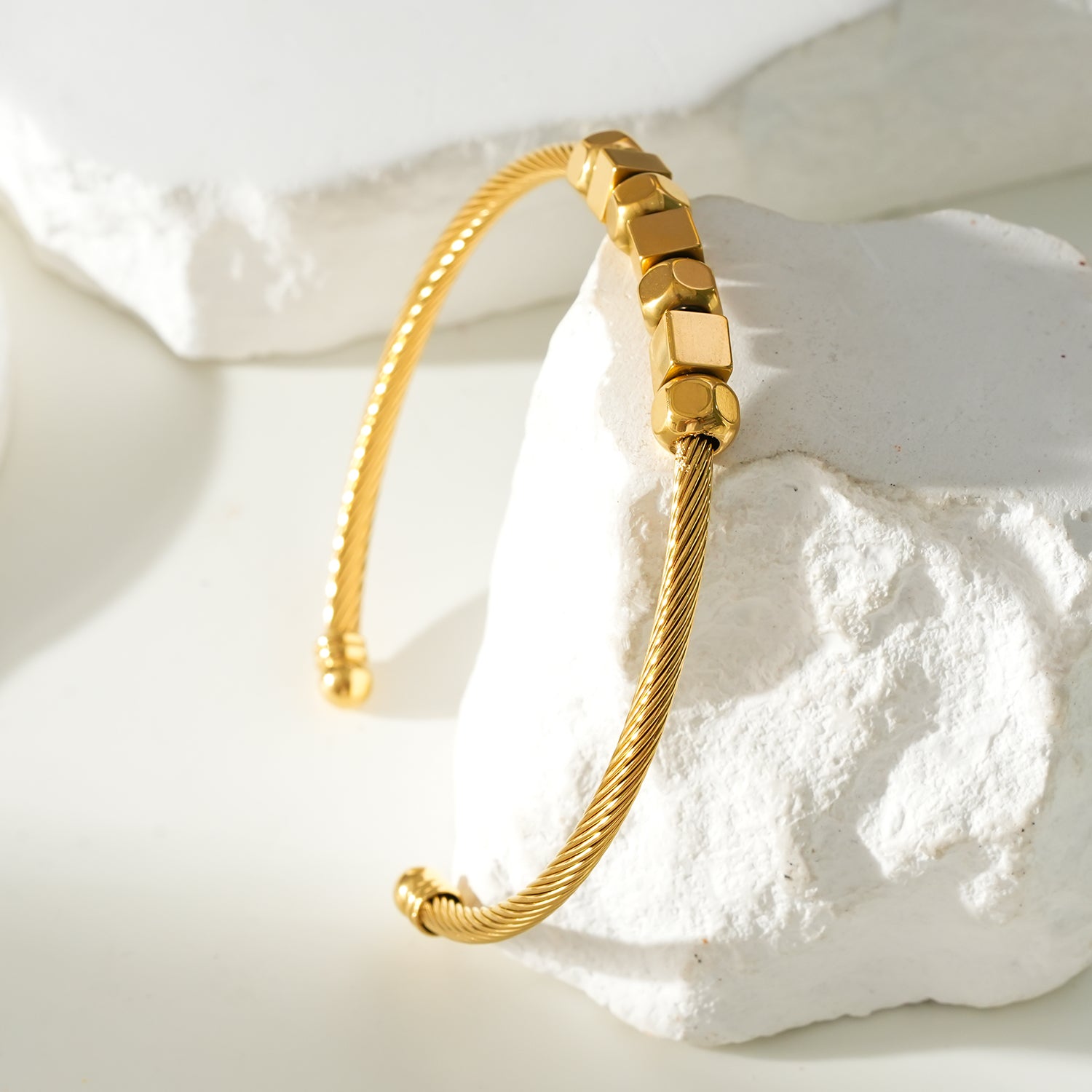 Style MOLDONA: Industrial-Chic Bracelet with Round & Square Beads in Gold