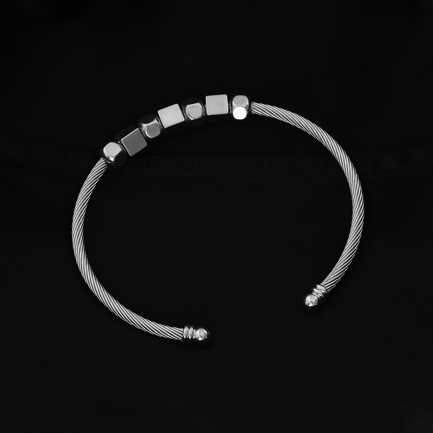 Style MALDONA: Industrial-Chic Bracelet with Round & Square Beads in White Gold (Silver Toned)