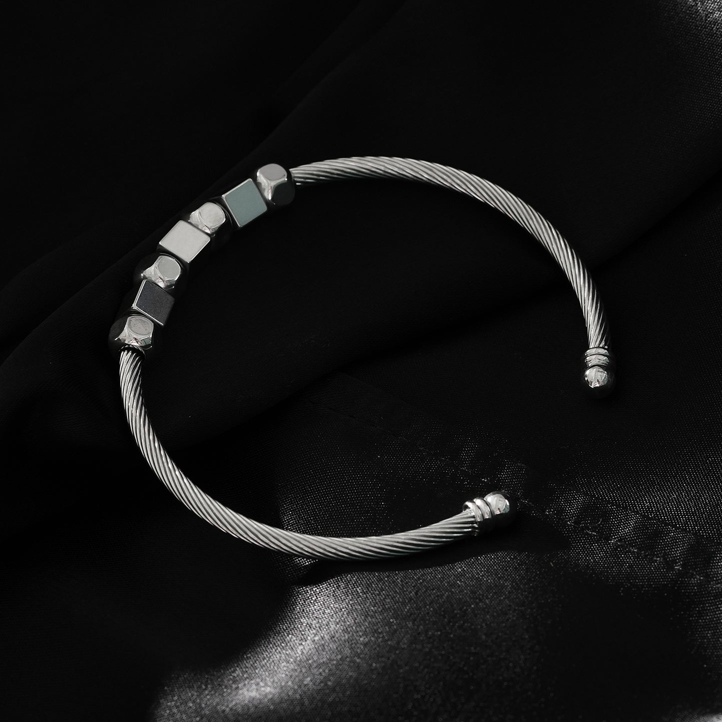 Style MALDONA: Industrial-Chic Bracelet with Round & Square Beads in White Gold (Silver Toned)