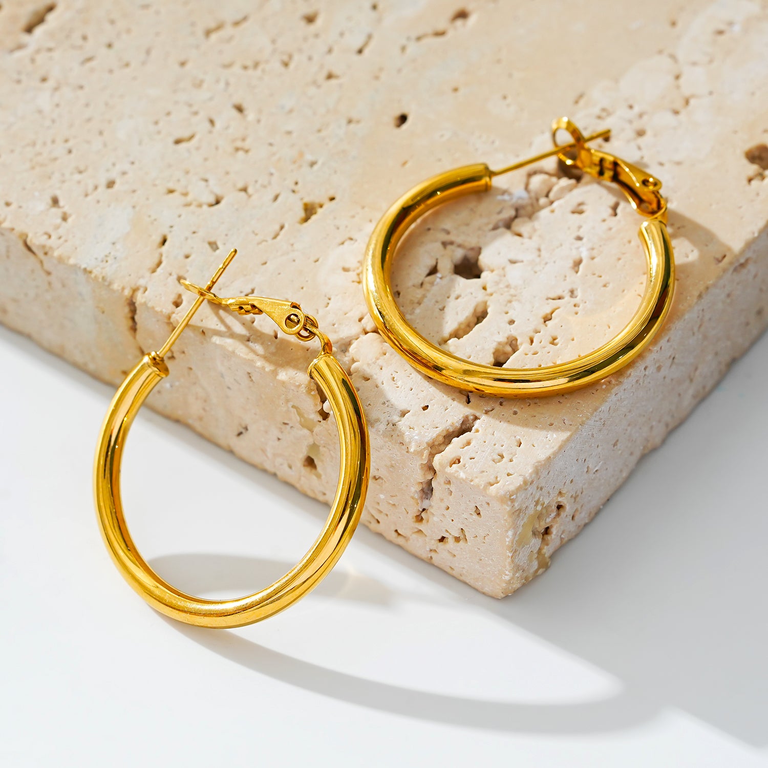 Style MICHI 1153: Mid-Width Essential Hoop Earrings Gold Size A