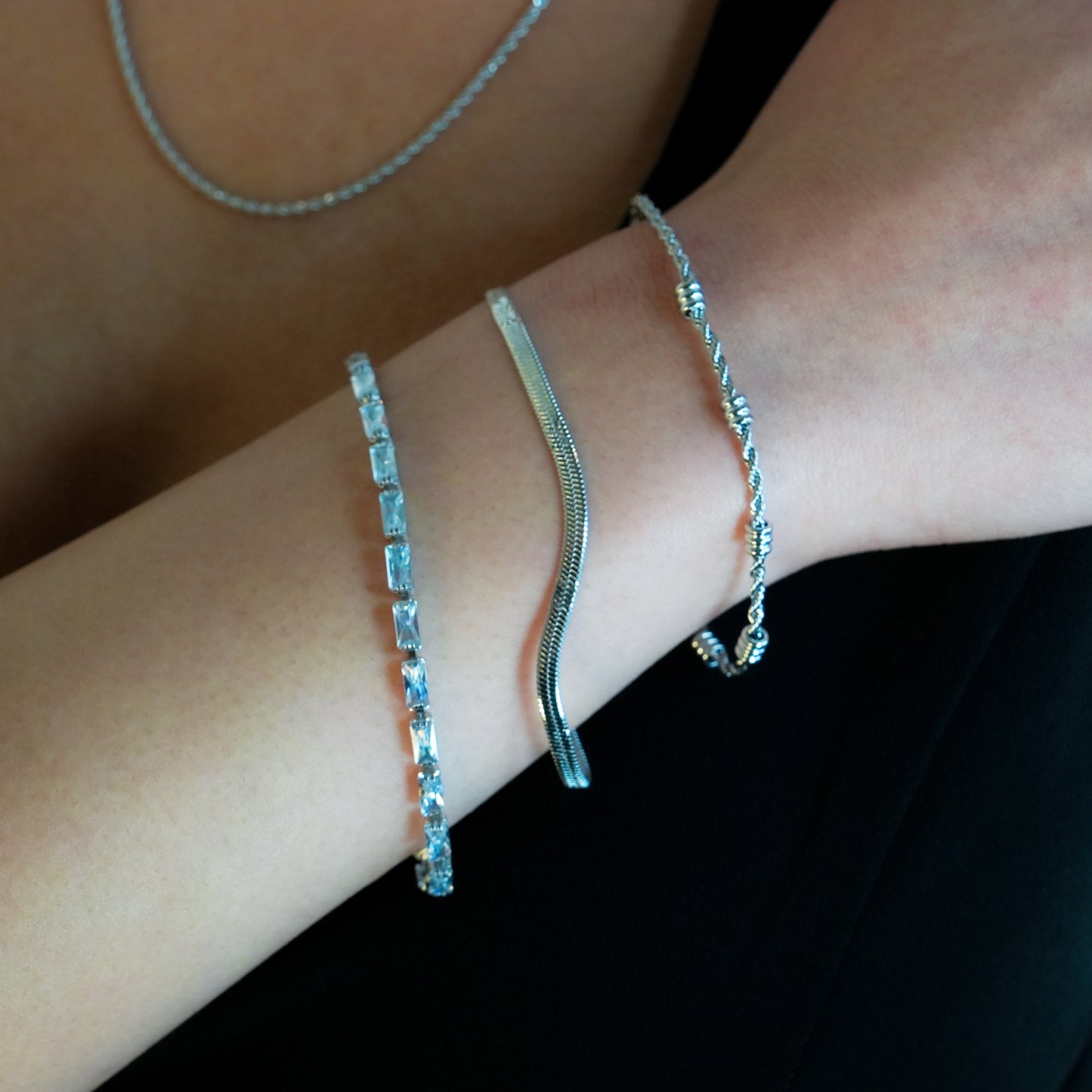 MUKER: Star Embossed Snake Skin Textured Silver Chain Bracelet