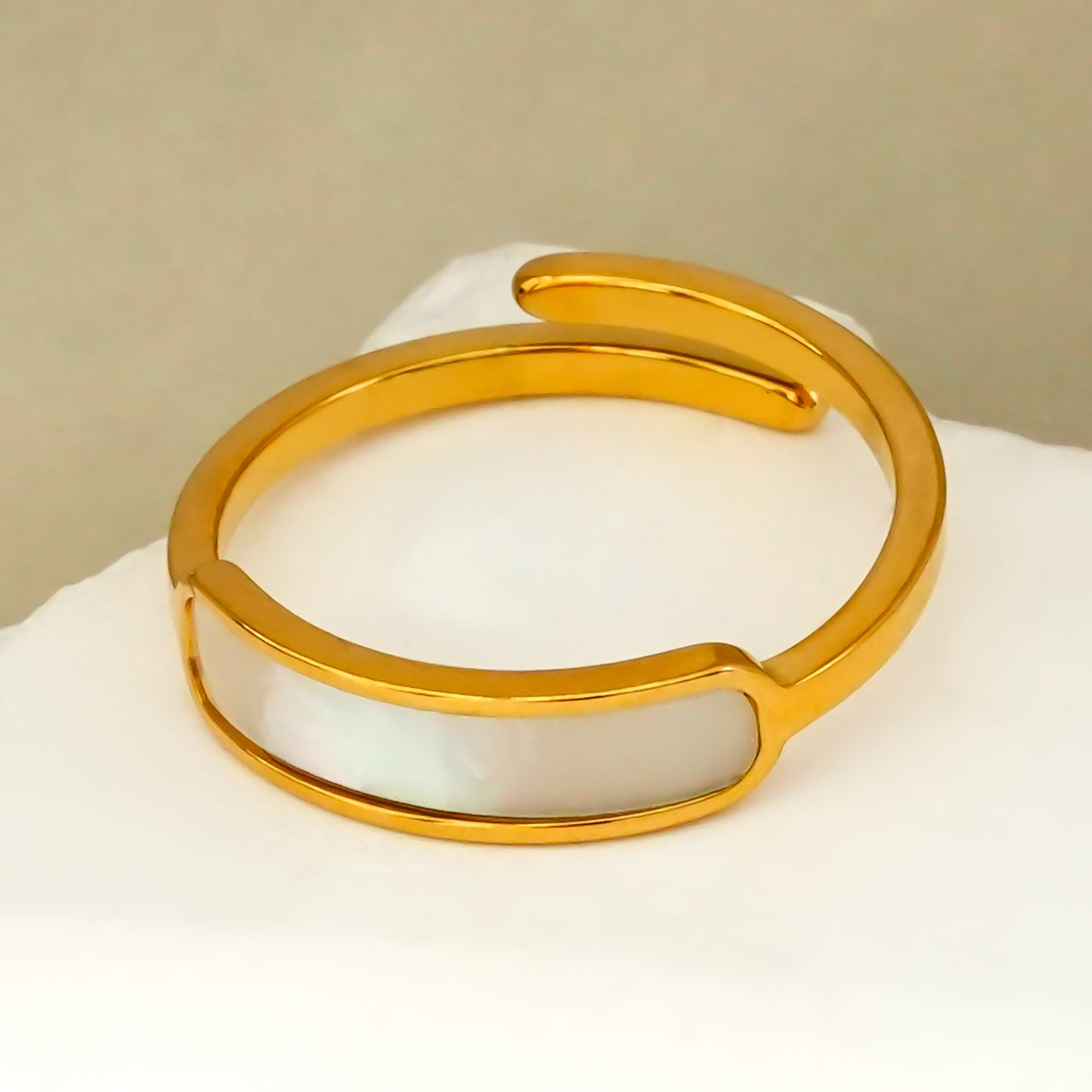 PEILLON Gold: Modern Minimalist Natural Shell Band Inset Ring