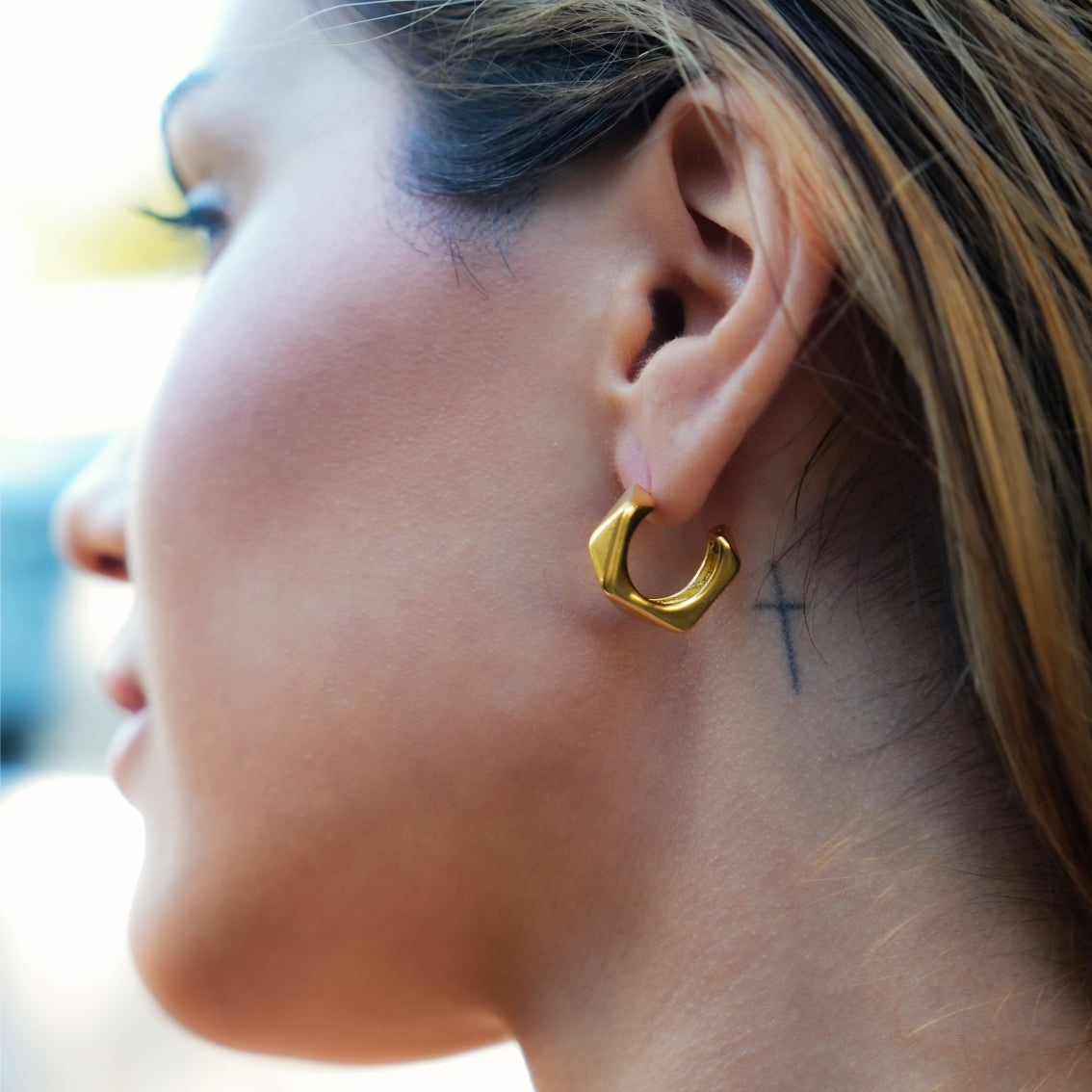 Style PERIDO Gold: Art Deco Styled Geometric Hoop Earrings