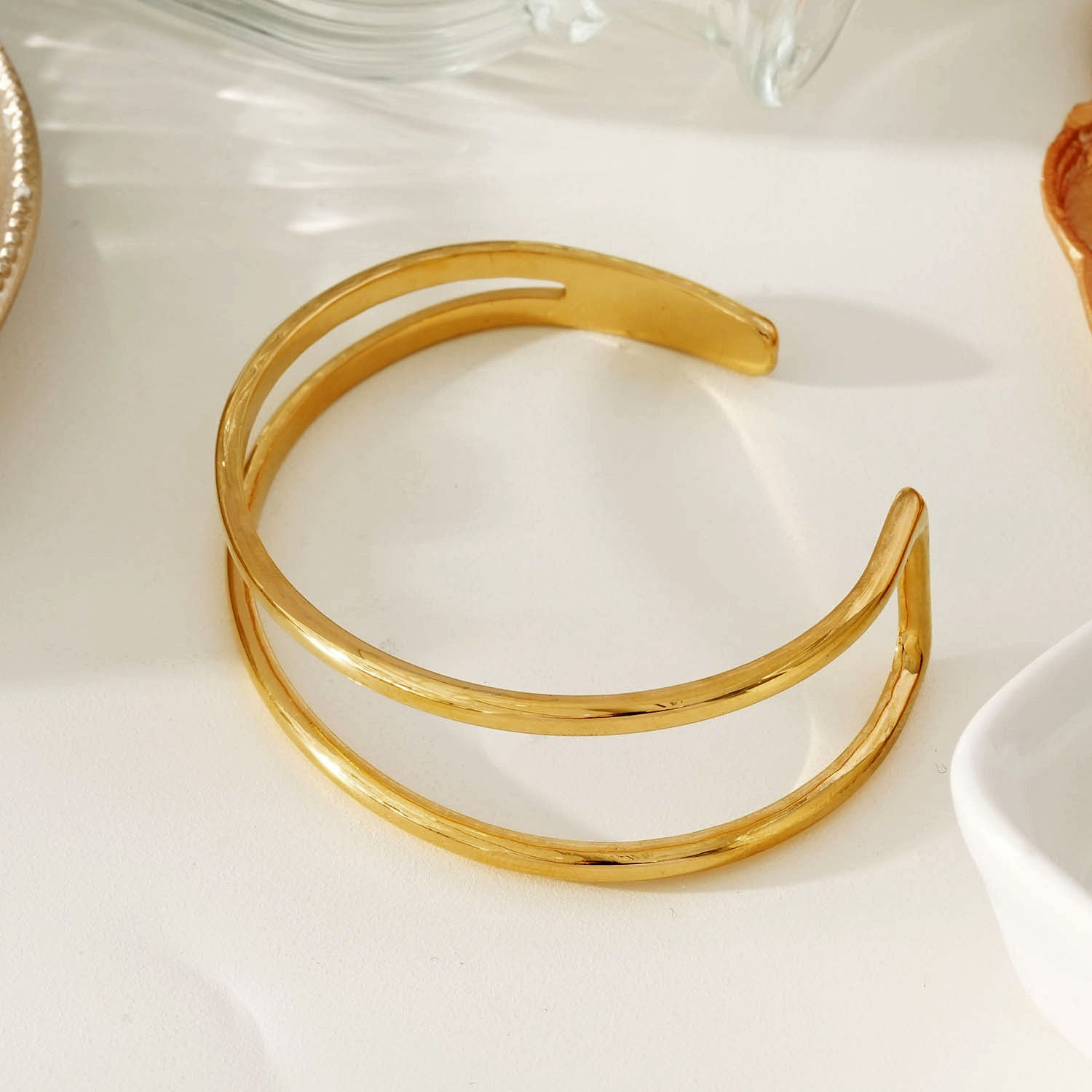 ROSARA Gold: Minimalist-Chic Double Band Bracelet