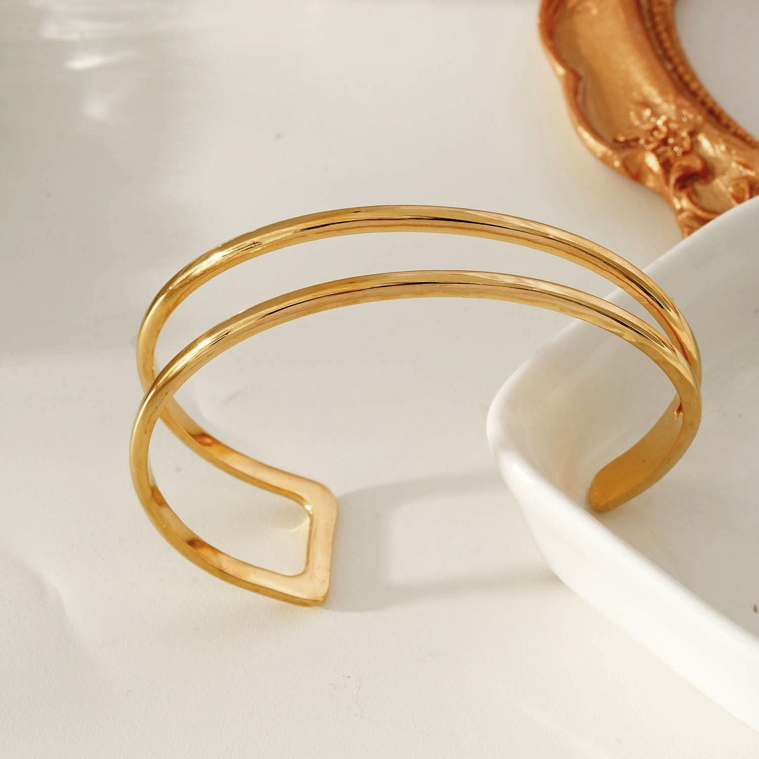 ROSARA Gold: Minimalist-Chic Double Band Bracelet