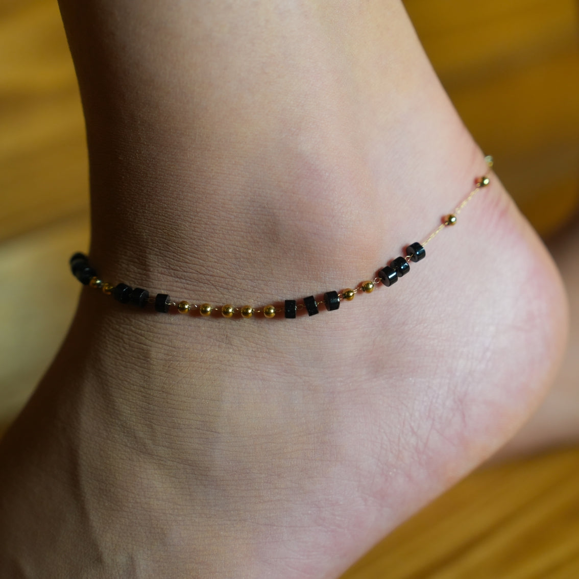 Style ROSARIO LG 1222: Black Onyx and Gold Beaded Chain Bracelet.