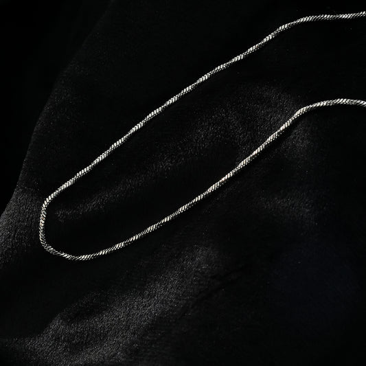 SKAGWAY: Minimalist Twisted Textures Chain Necklace in Silver (White Gold)