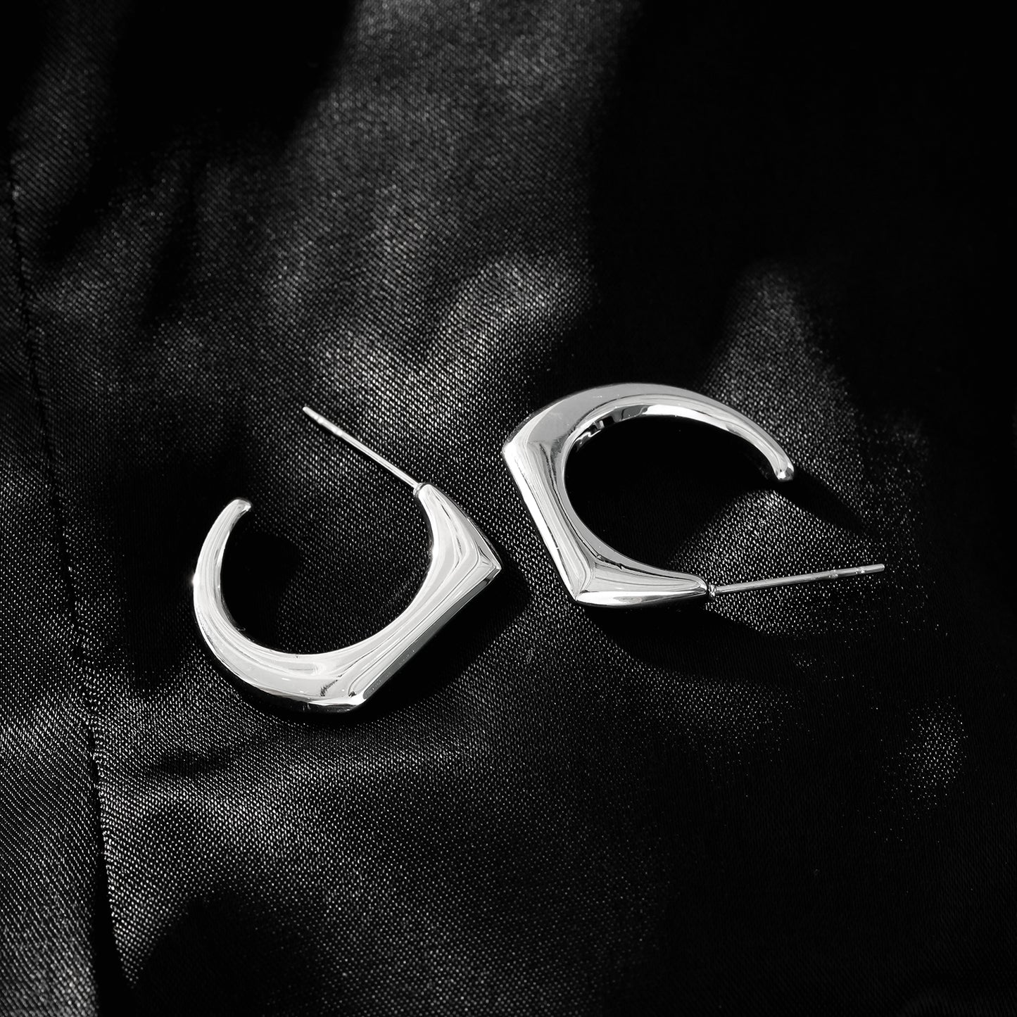 Style SOLOMA Silver Toned (White Gold): Retro Industrial-Chic Style Hoop Earrings